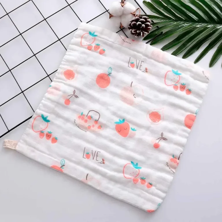 Муслиновый слюнявчик квадрат Love Клубнички 25*25 см
